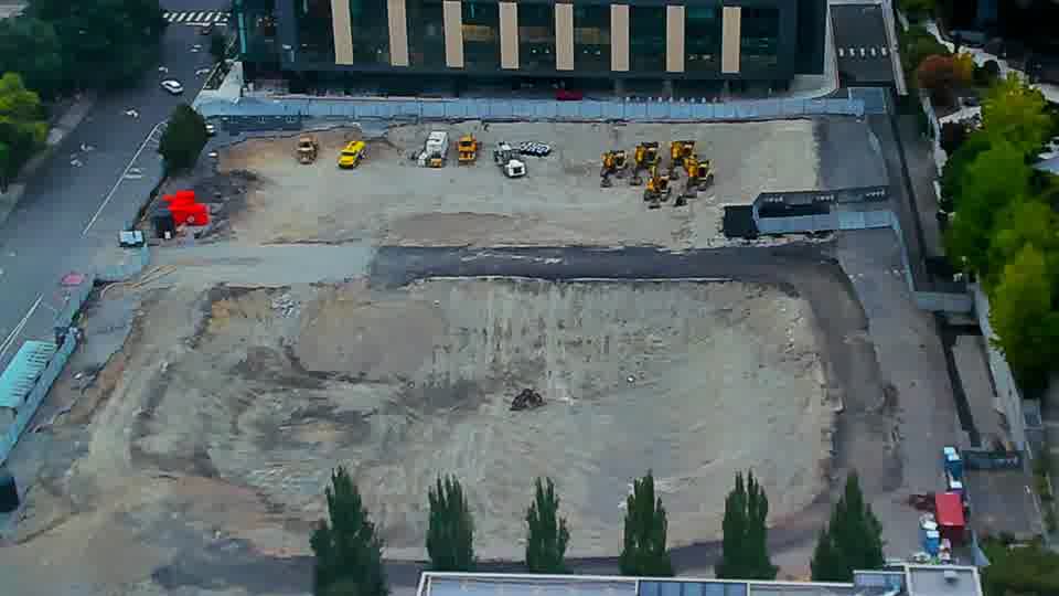Construction camera frame at 9:00 AM PT. The arrangement of equipment on site appears consistent, showing no movement in the last fifteen minutes.