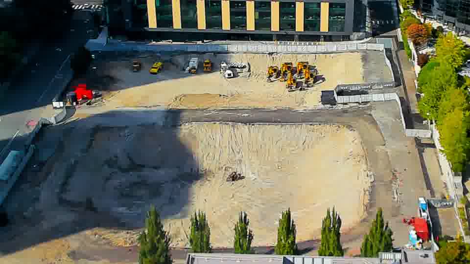 Construction camera frame at 4:00 PM PT. The site presents a familiar view, with no noticeable repositioning of equipment or vehicles in the last quarter of an hour.