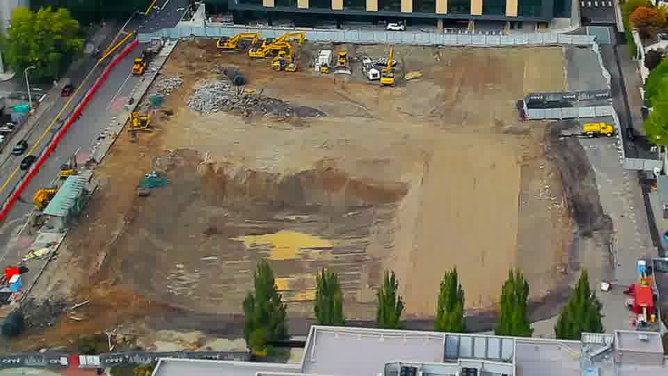 Construction camera frame at 4:00 PM PT. No visible change between these frames.