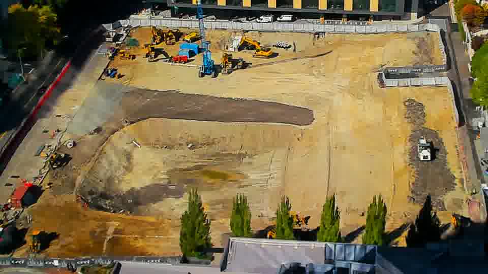 September 22 camera view of the Onni 606 block, showing a broad central excavation and a tall-mast rig near the north side.